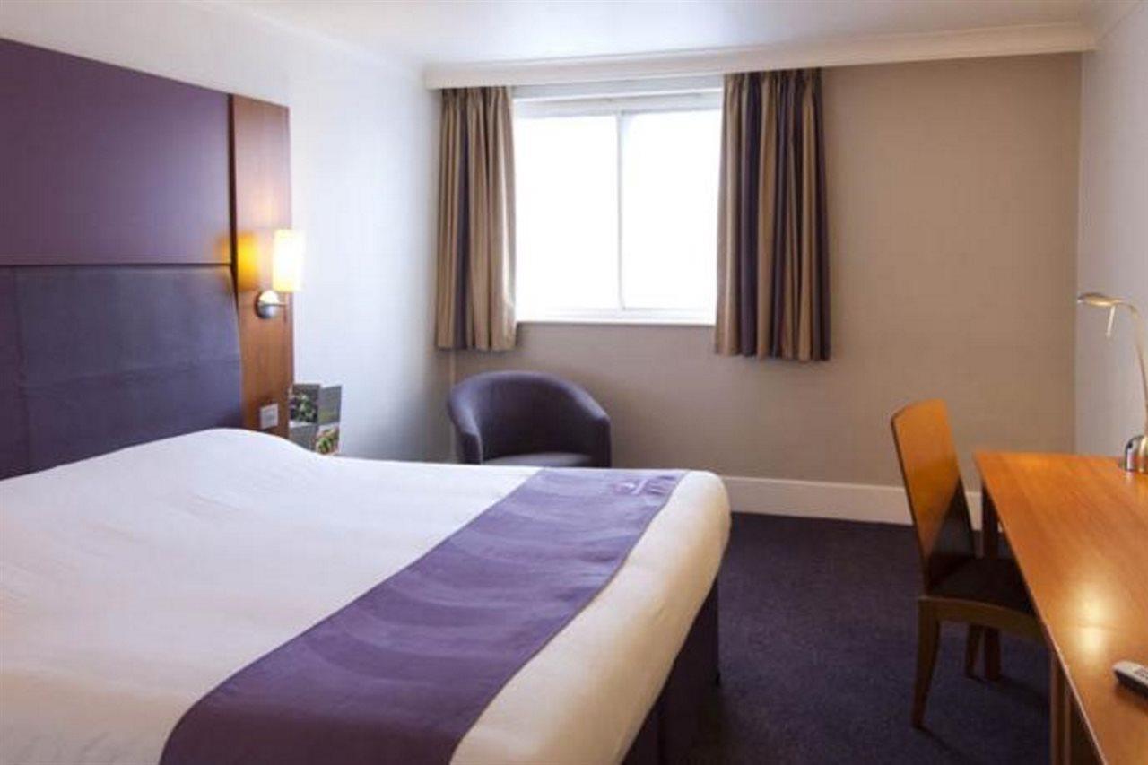 Premier Inn Edinburgh Exterior photo