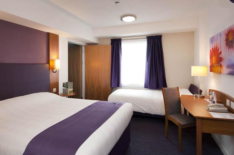 Premier Inn Edinburgh Exterior photo